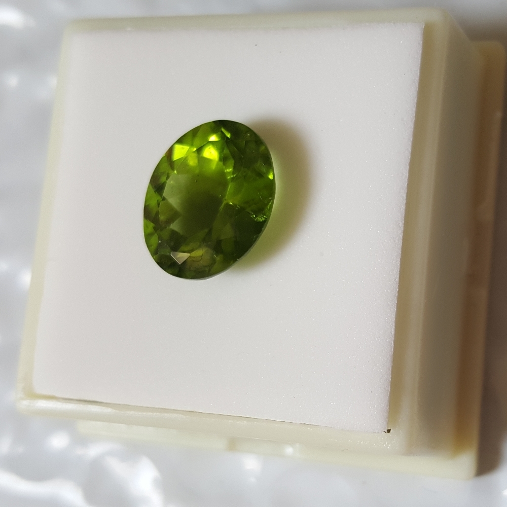 Peridot ov 6.55 ct